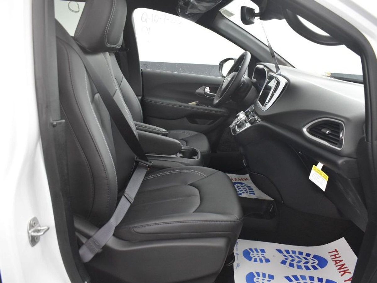 2025 CHRYSLER VOYAGER - Image 9