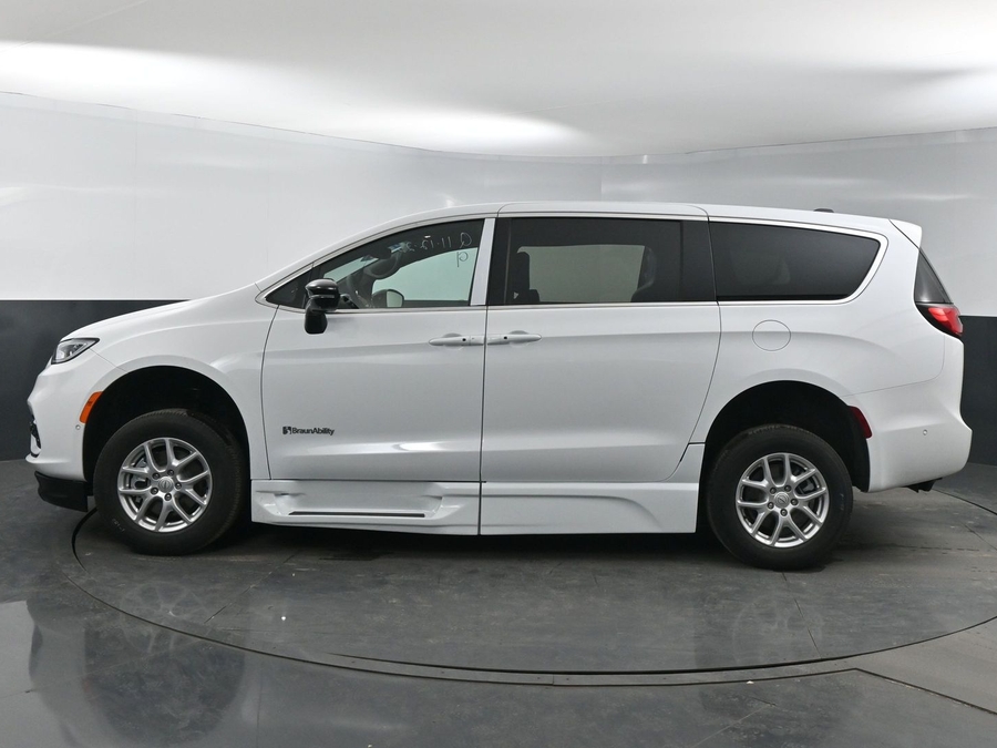 New 2025 Chrysler Pacifica Select Safety - BraunAbility Side Entry Entry Fold Out Automatic Ramp