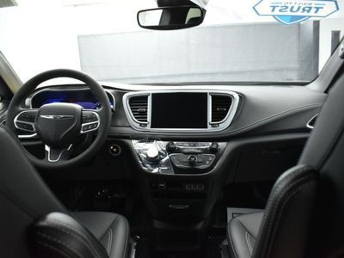 2025 Chrysler Pacifica Select - Photo 10