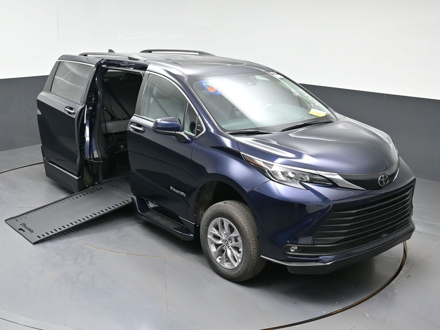 New 2026 Toyota Sienna Hybrid XLE Base - BraunAbility Side Entry In Floor Automatic Ramp