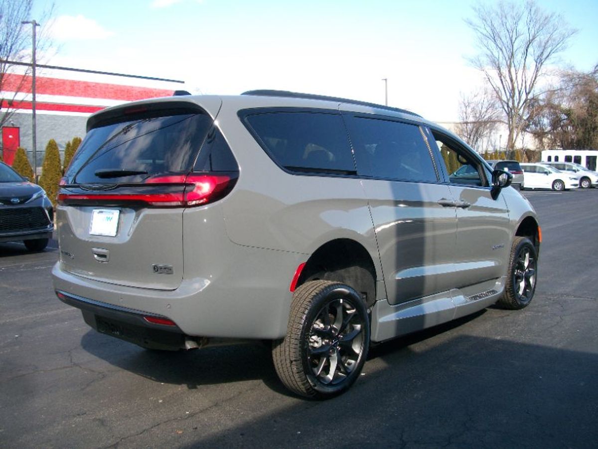 Grey Chrysler Pacifica image number 16