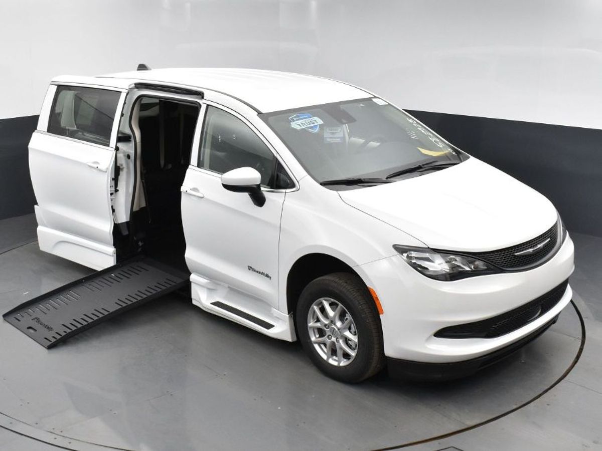 White Chrysler Voyager image number 9