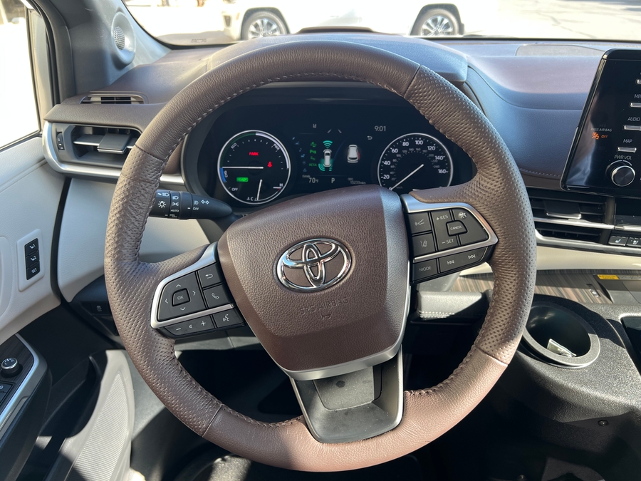 Used 2023 Toyota Sienna Hybrid Platinum Edition - BraunAbility Side Entry Entry In Floor Automatic Ramp