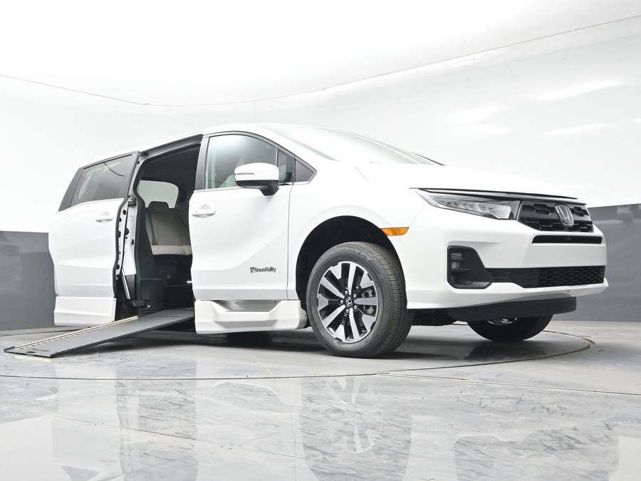 White Honda Odyssey image number 15
