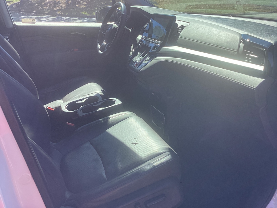 White Honda Odyssey image number 21
