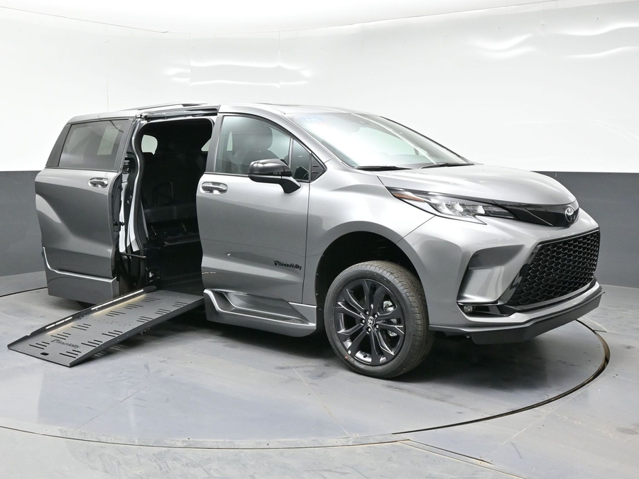New 2026 Toyota Sienna Hybrid XSE Sport - BraunAbility Side Entry Entry Fold Out Automatic Ramp