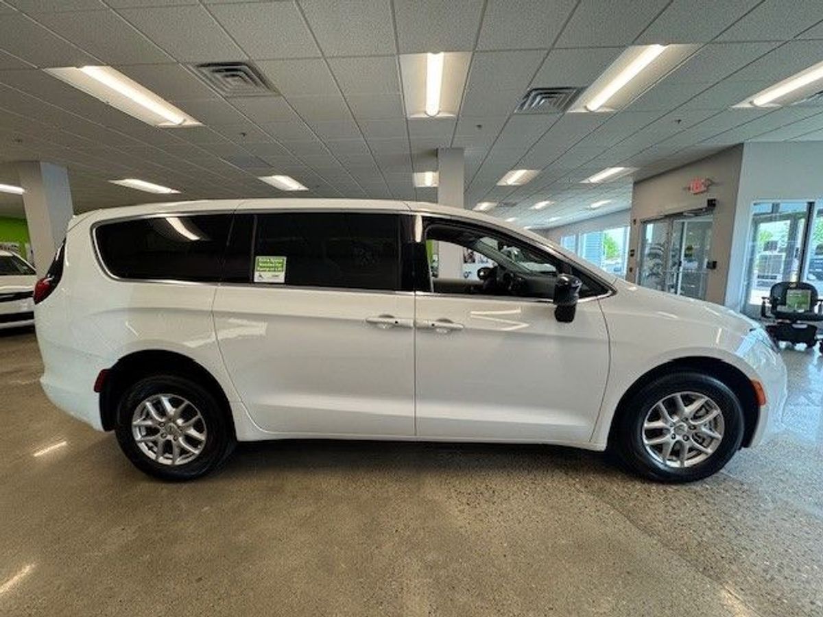 White Chrysler Voyager image number 6
