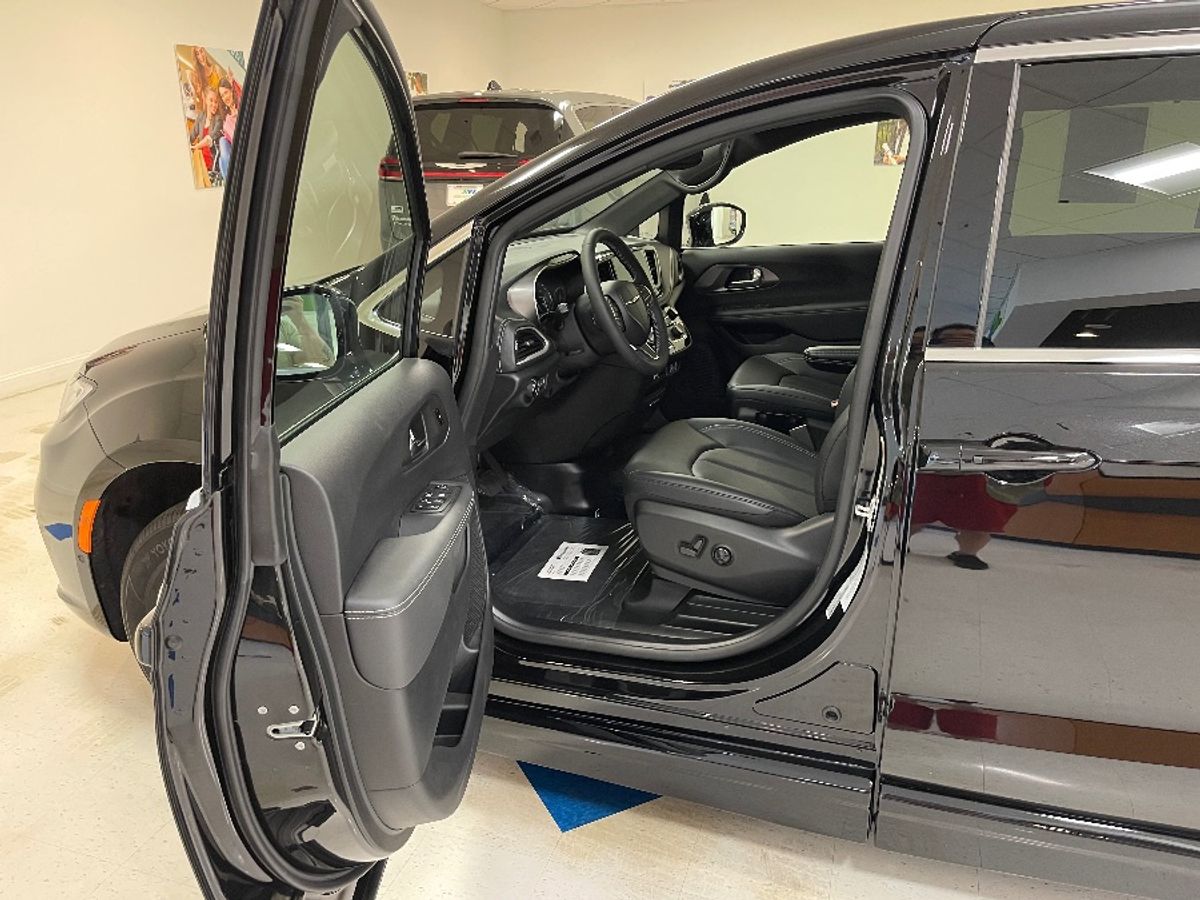 Black Chrysler Pacifica image number 10