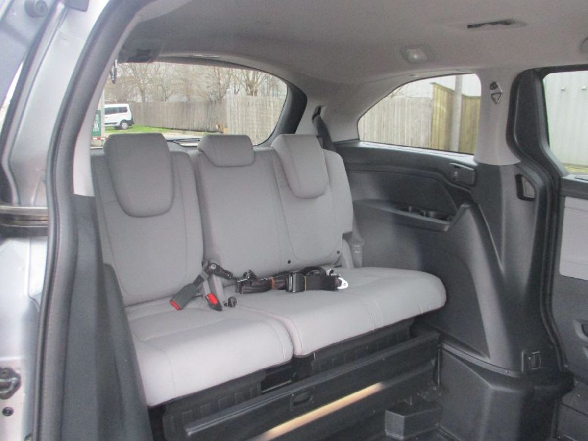 Silver Honda Odyssey image number 20