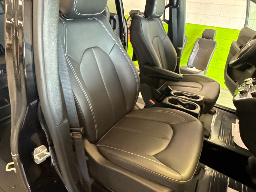 Black Chrysler Pacifica image number 10