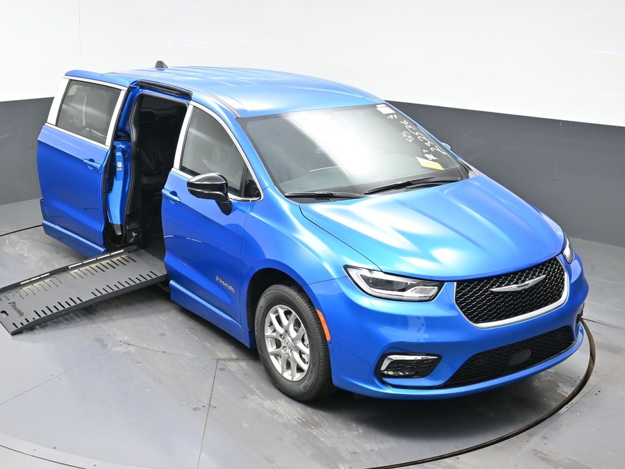 Blue Chrysler Pacifica image number 19
