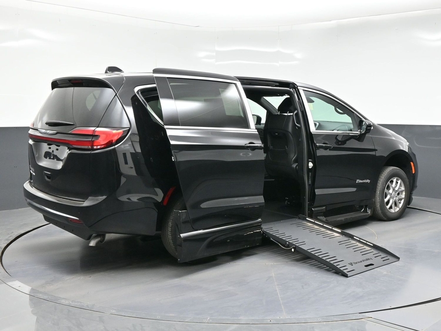 Black Chrysler Pacifica image number 6