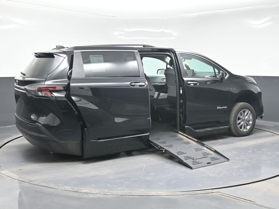 Black Toyota Sienna image number 3