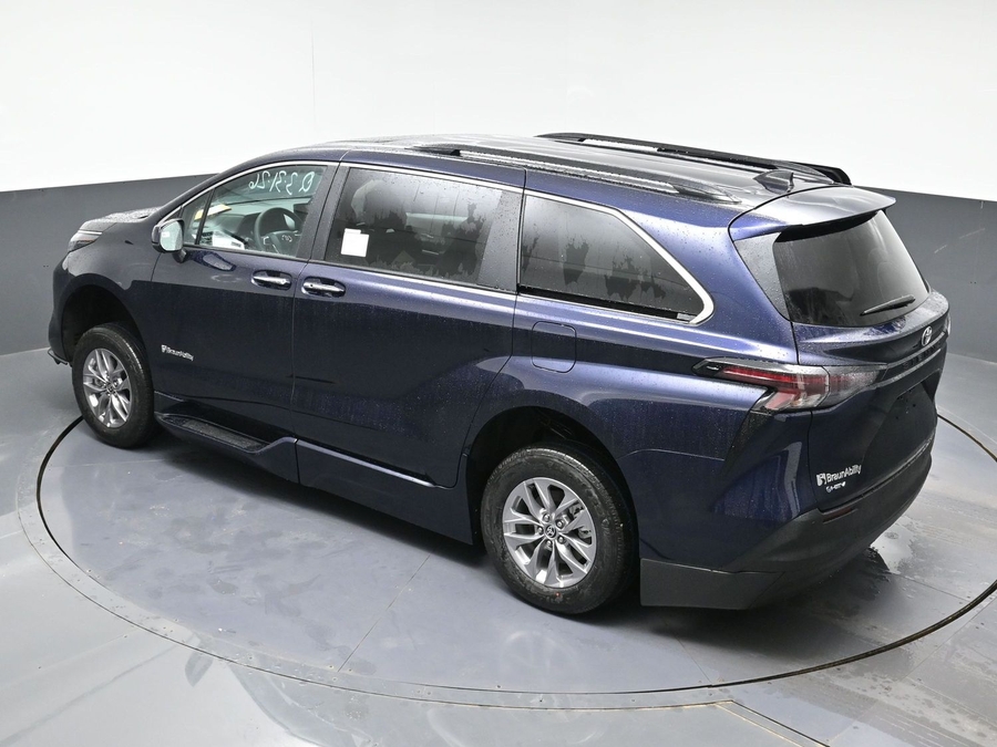 Blue Toyota Sienna image number 9