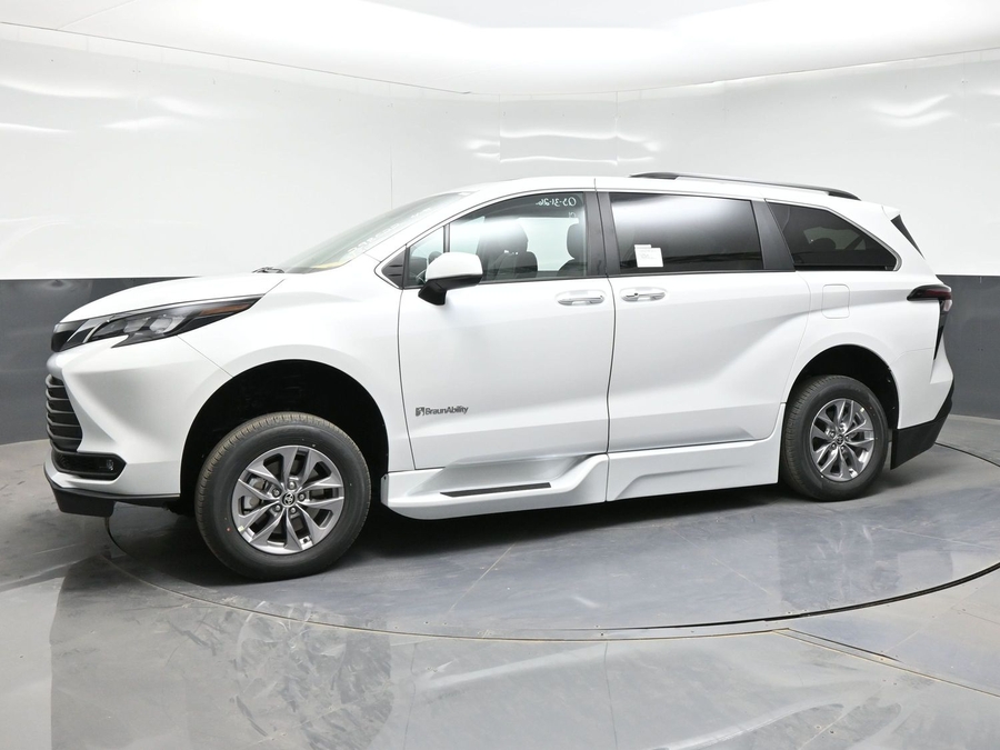 New 2026 Toyota Sienna Hybrid XLE Base - BraunAbility Side Entry Entry Fold Out Automatic Ramp