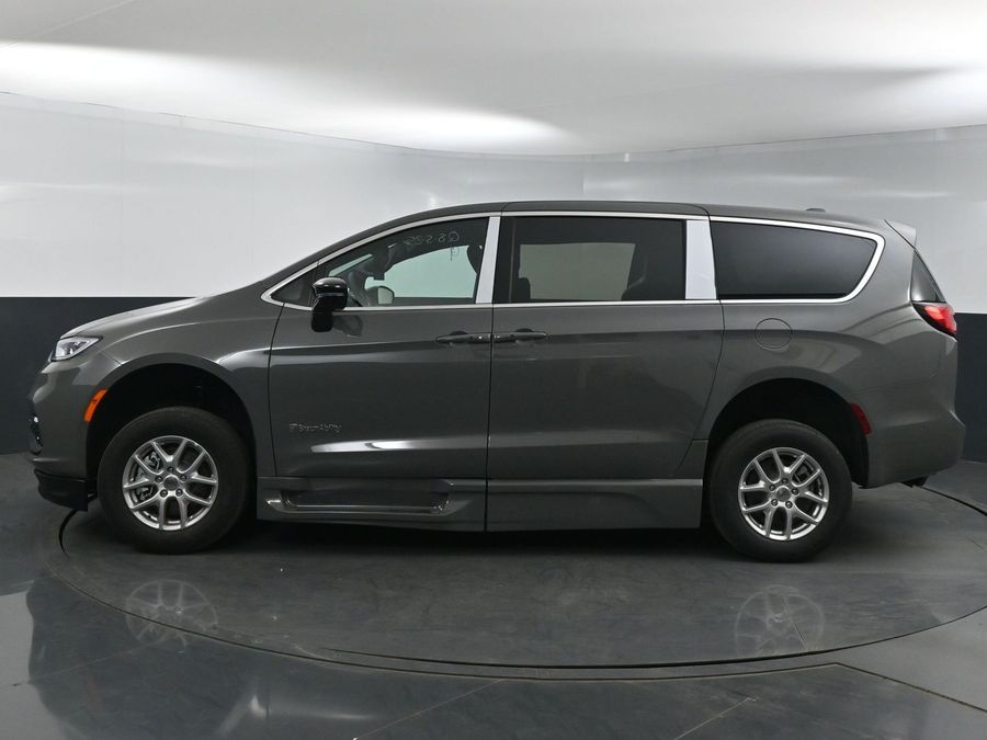 New 2025 Chrysler Pacifica Select Safety - BraunAbility Side Entry Entry Fold Out Automatic Ramp