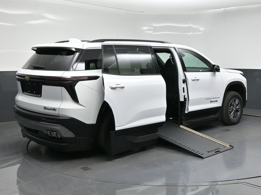 New 2026 Chevrolet Traverse 1LT - BraunAbility Side Entry In Floor Automatic Ramp