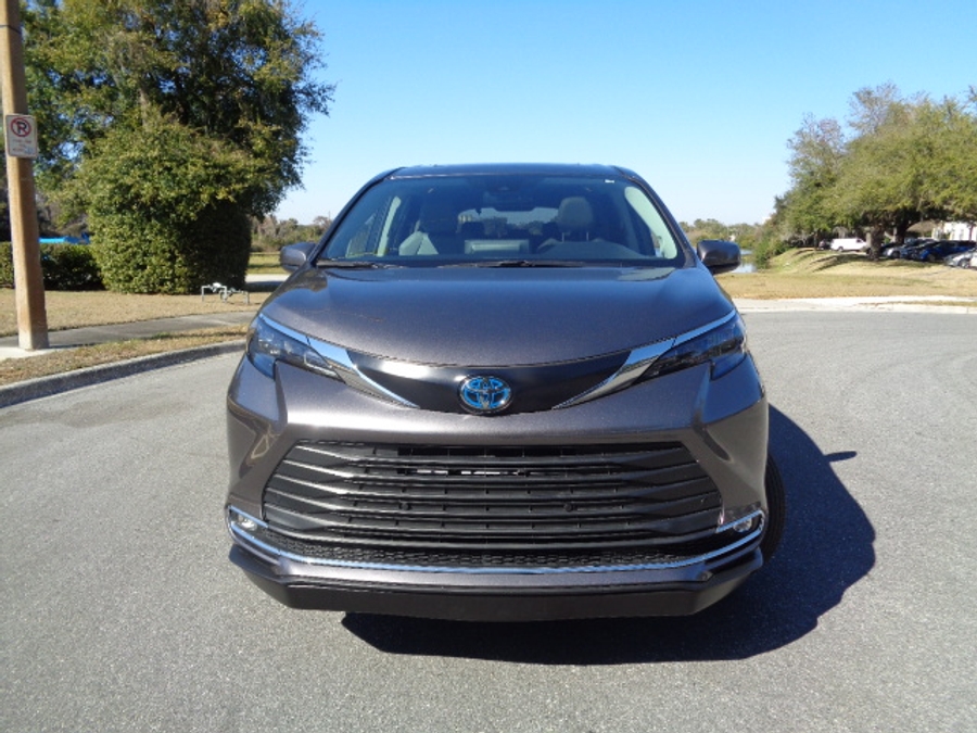 Used 2024 Toyota Sienna Hybrid XLE Plus - BraunAbility Side Entry Entry Fold Out Automatic Ramp