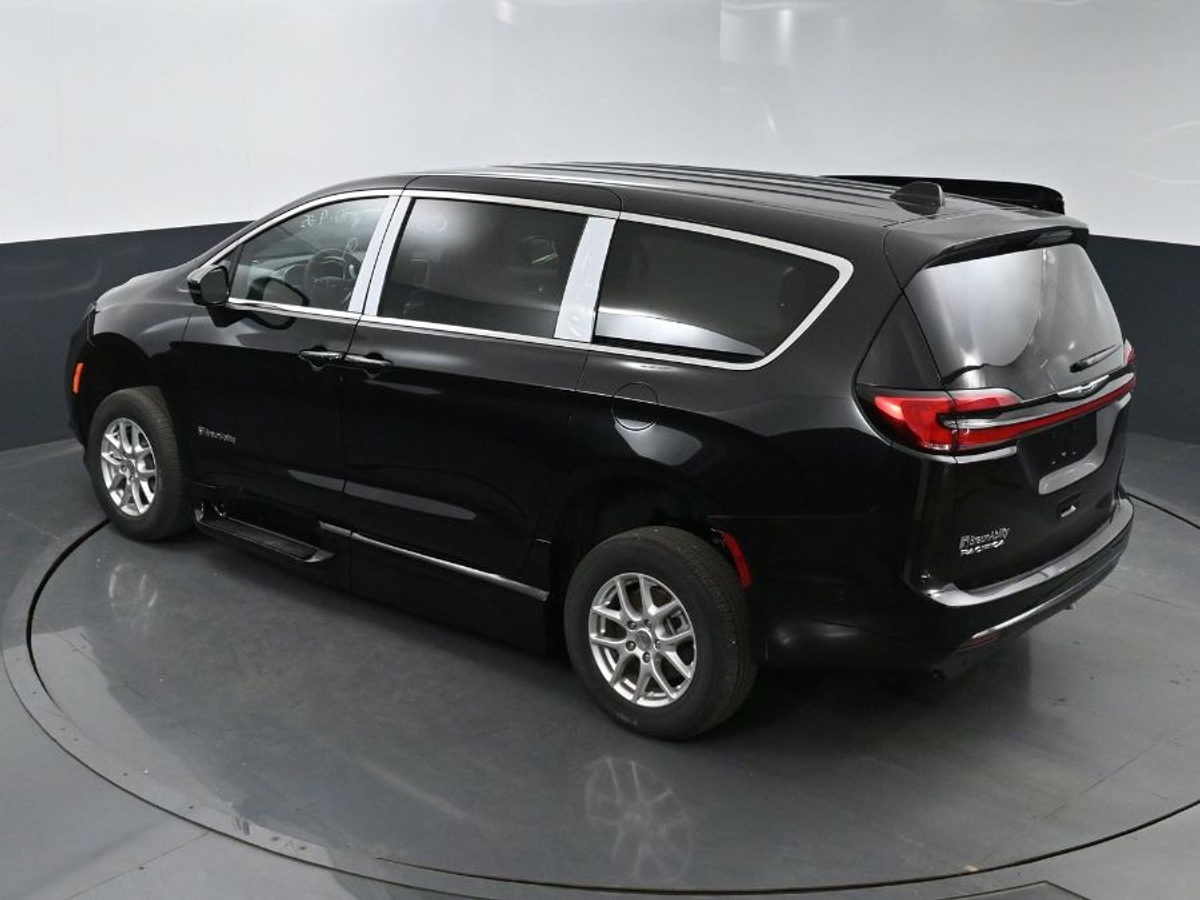 Black Chrysler Pacifica image number 24