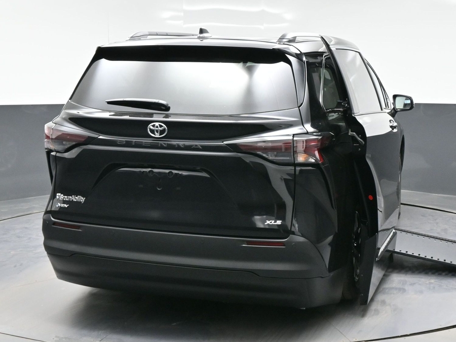 Black Toyota Sienna image number 5