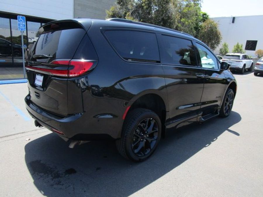 Used 2023 Chrysler Pacifica Touring L - BraunAbility Side Entry Entry Fold Out Automatic Ramp