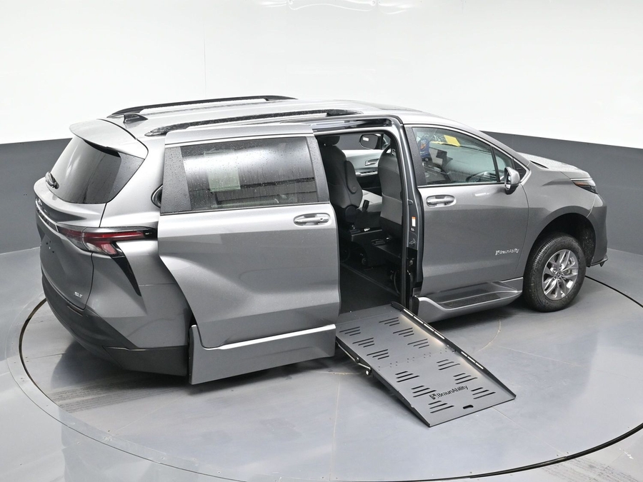 New 2026 Toyota Sienna Hybrid XLE Base - BraunAbility Side Entry Entry Fold Out Automatic Ramp