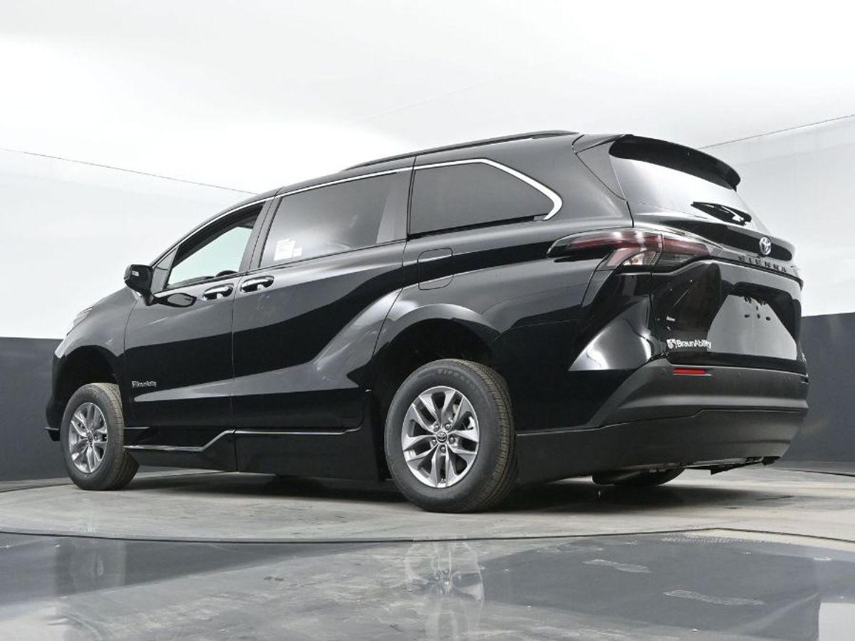 Black Toyota Sienna image number 11