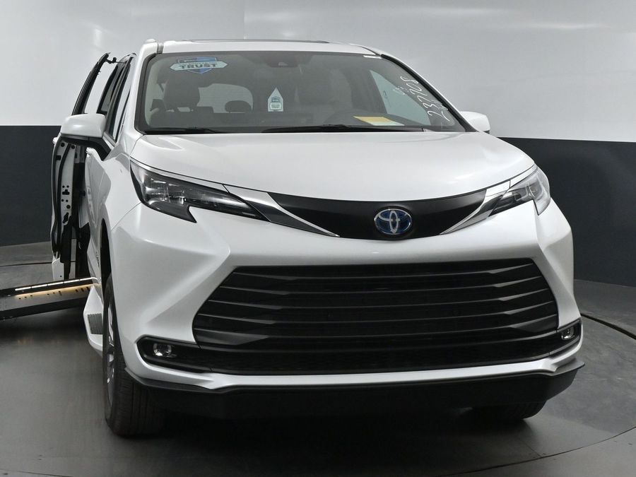 New 2025 Toyota Sienna Hybrid XLE Plus - BraunAbility Side Entry Entry Fold Out Automatic Ramp