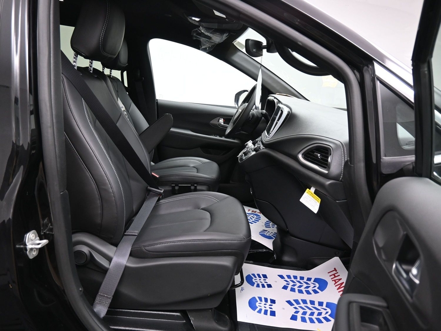 Black Chrysler Pacifica image number 8