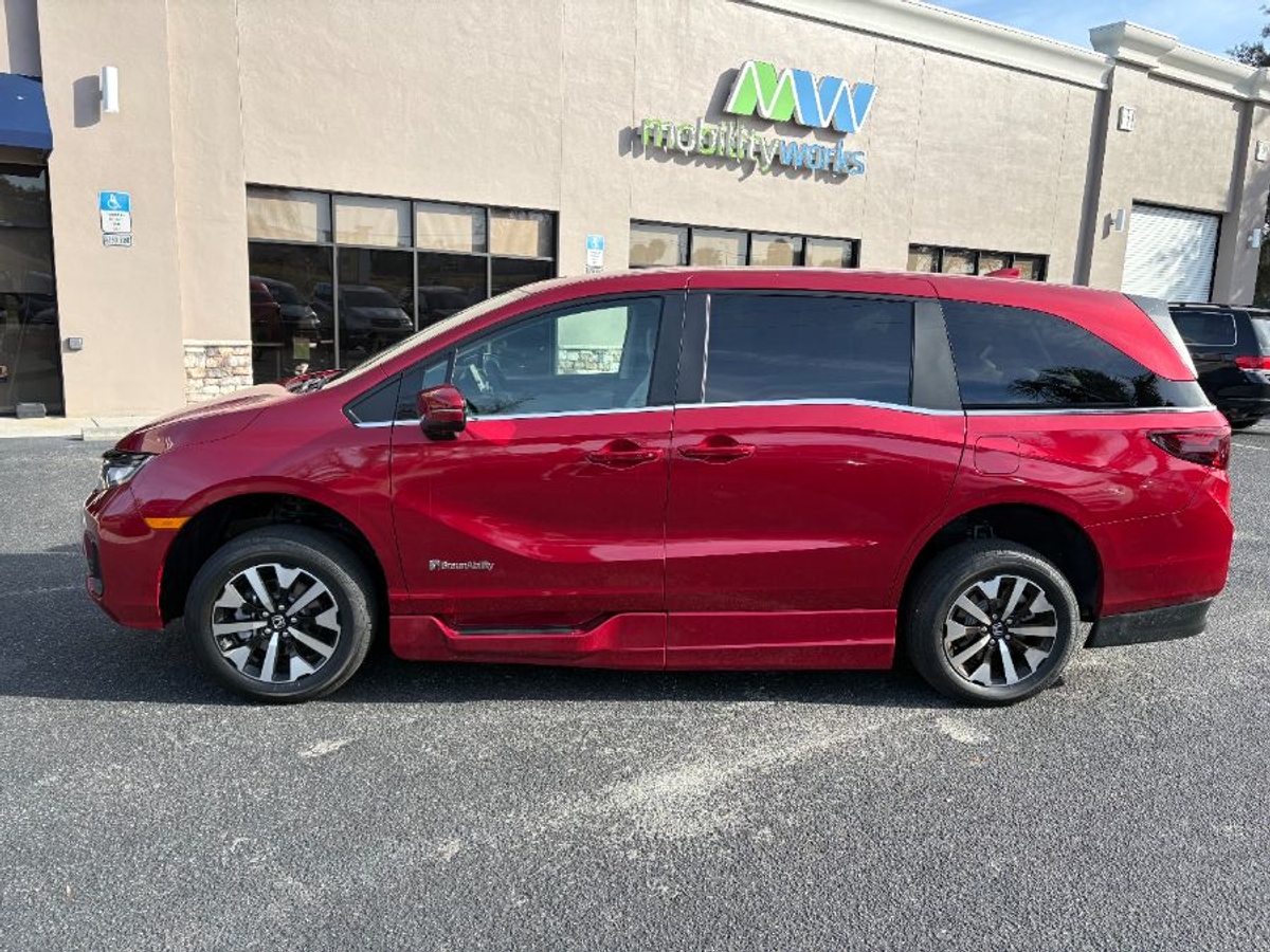 Red Honda Odyssey image number 1