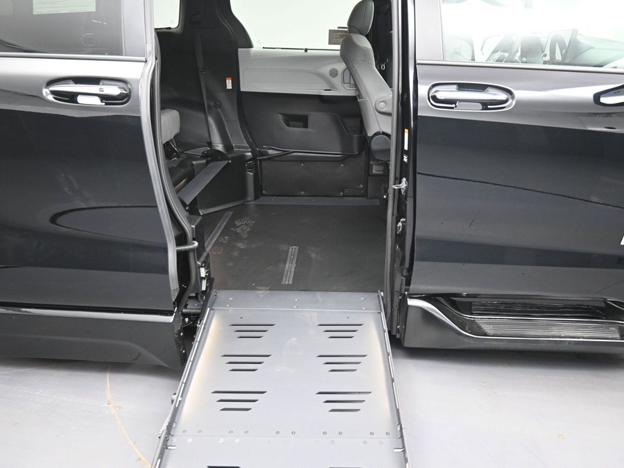 Imagen de la Toyota Sienna negra número 11