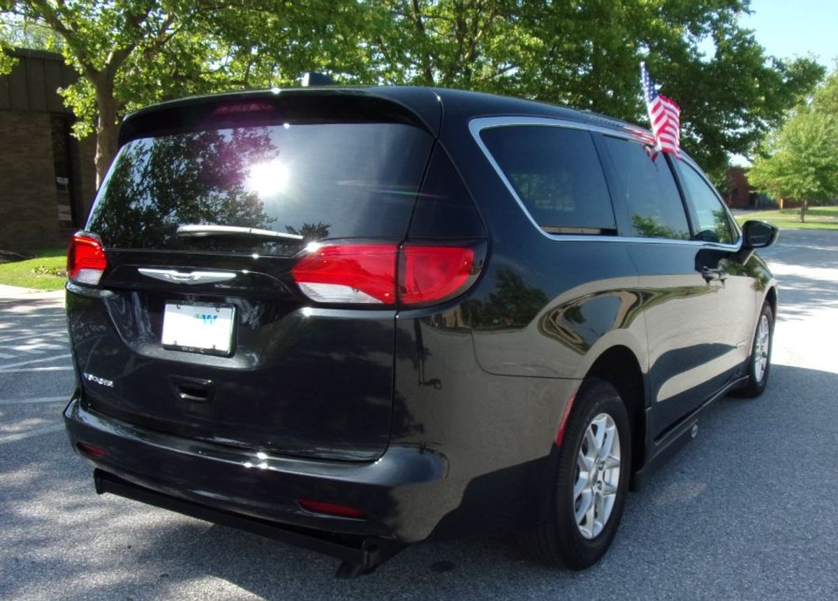 Black Chrysler Voyager image number 2