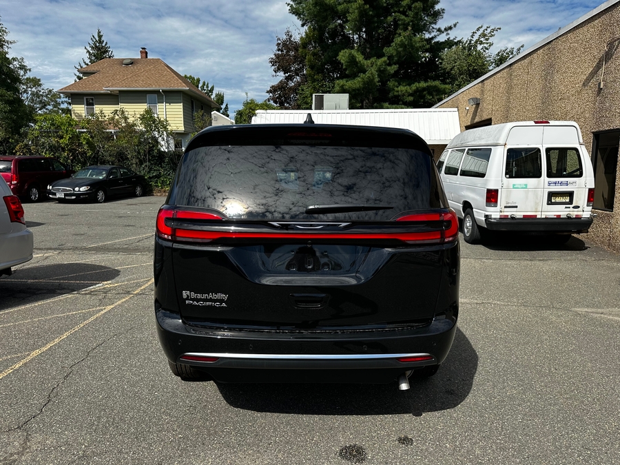 Black Chrysler Pacifica image number 30