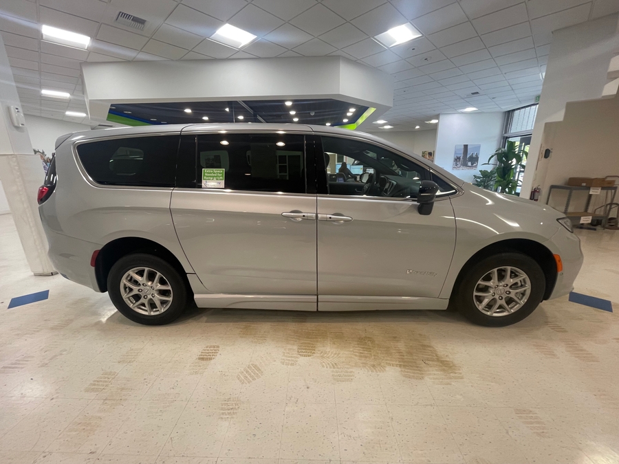 Silver Chrysler Pacifica image number 8