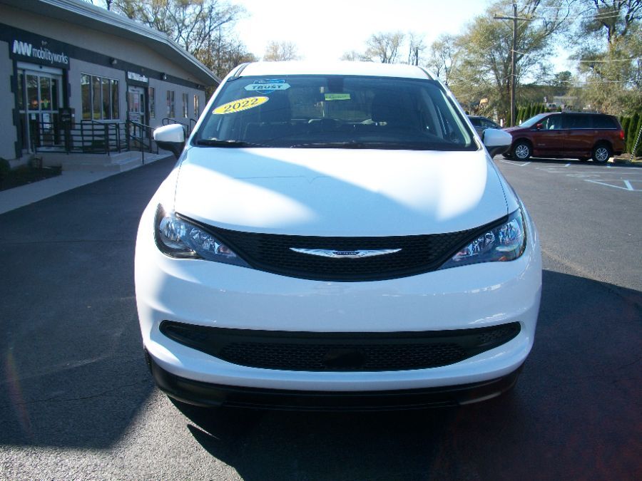White Chrysler Voyager image number 4