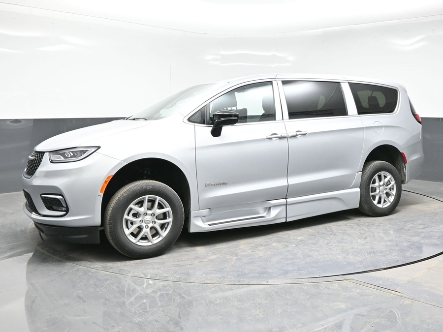New 2026 Chrysler Pacifica Select Plus - BraunAbility Side Entry Entry In Floor Automatic Ramp