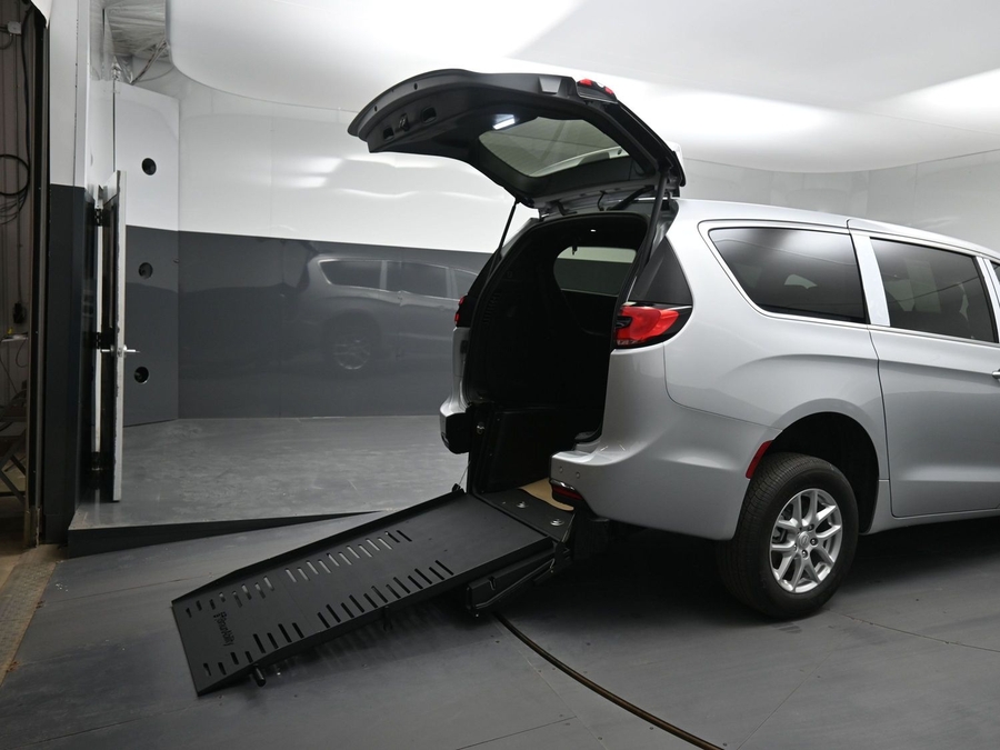 Silver Chrysler Pacifica image number 10