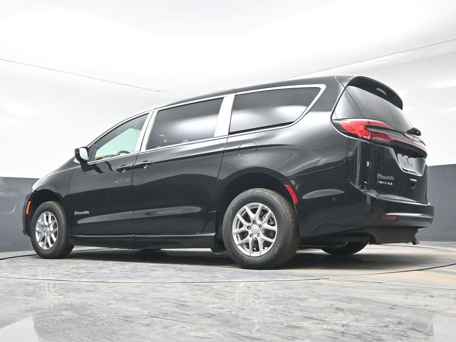 Black Chrysler Pacifica image number 20