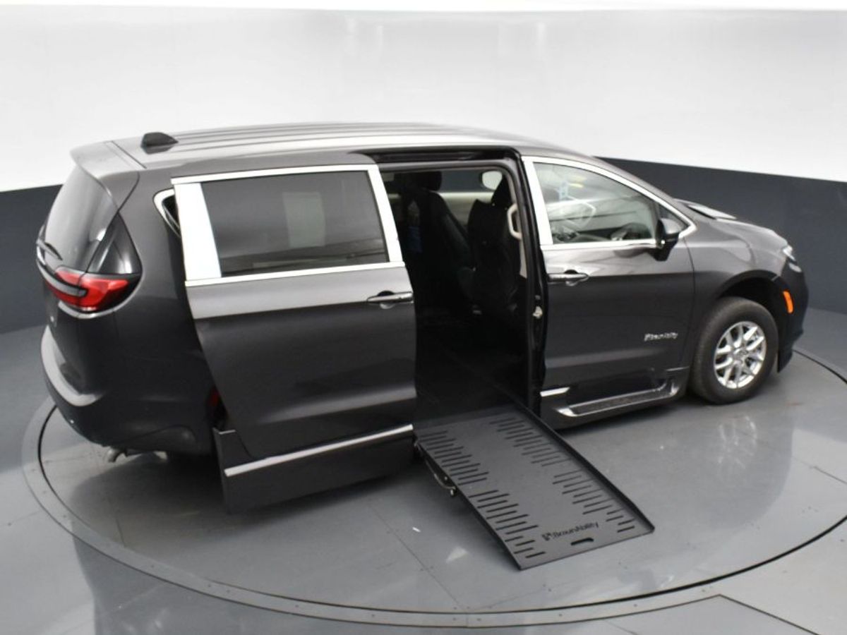 Grey Chrysler Pacifica image number 5