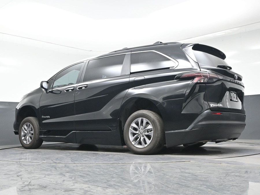 Used 2023 Toyota Sienna Hybrid XLE - BraunAbility Side Entry Entry Fold Out Automatic Ramp