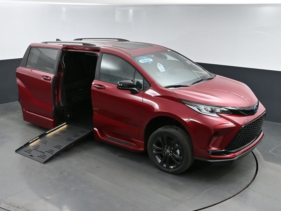 New 2025 Toyota Sienna Hybrid XSE Sport - BraunAbility Side Entry Entry Fold Out Automatic Ramp