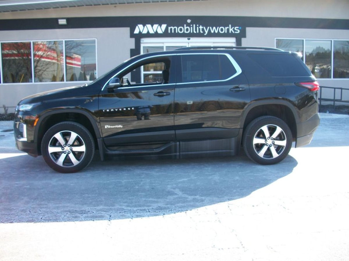 Black Chevrolet Traverse image number 6