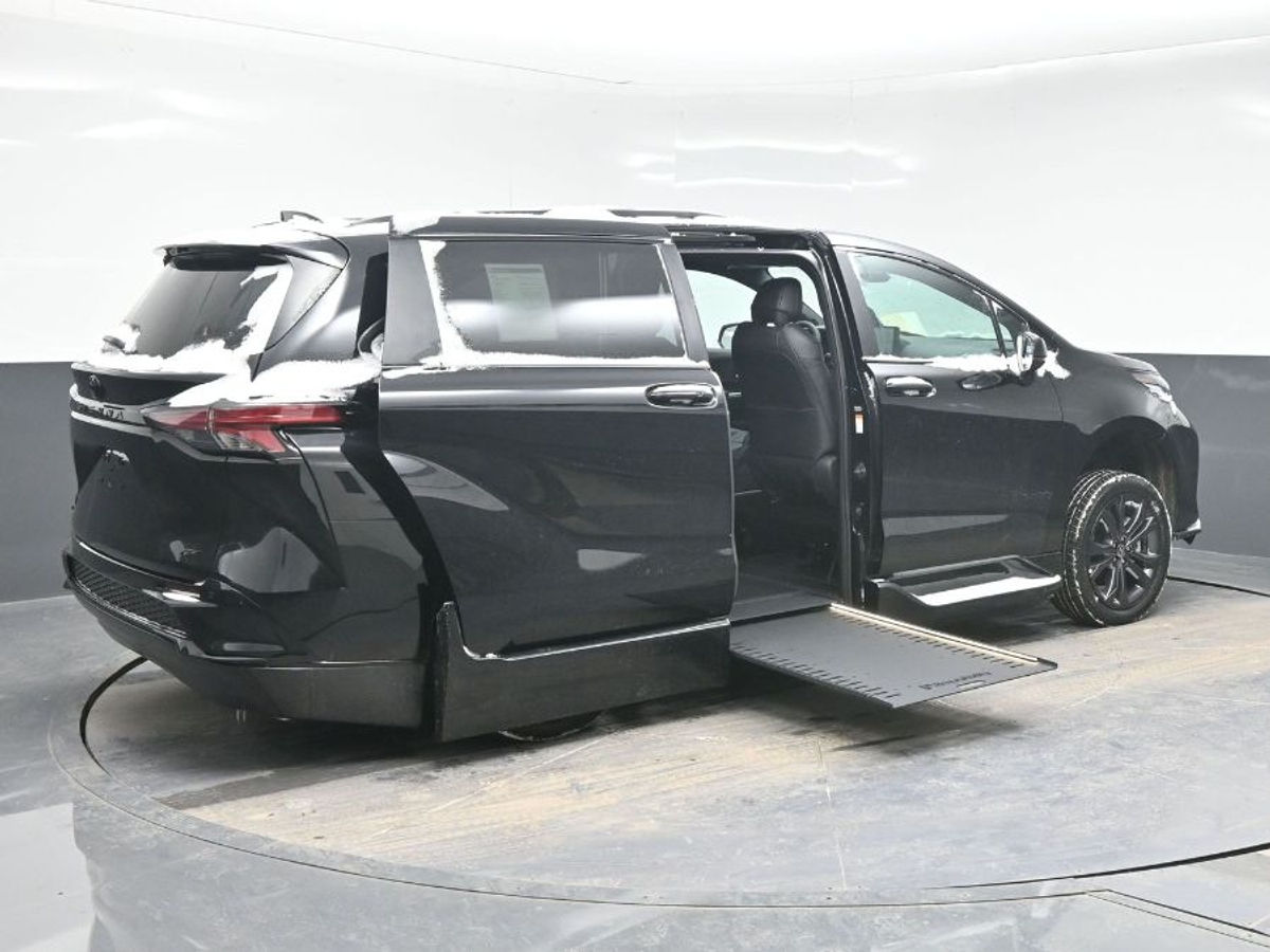 Black Toyota Sienna image number 6