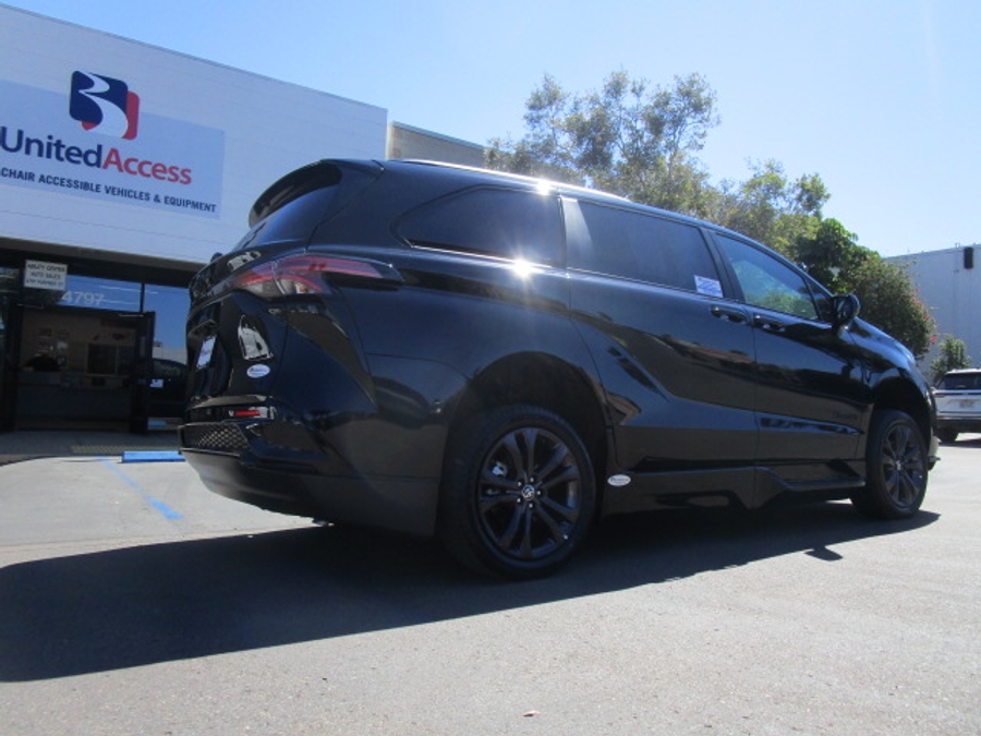 New 2025 Toyota Sienna Hybrid XSE Sport - BraunAbility Side Entry Entry Fold Out Automatic Ramp