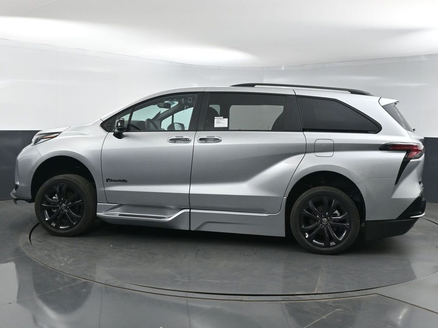 New 2025 Toyota Sienna Hybrid XSE Sport - BraunAbility Side Entry Entry Fold Out Automatic Ramp
