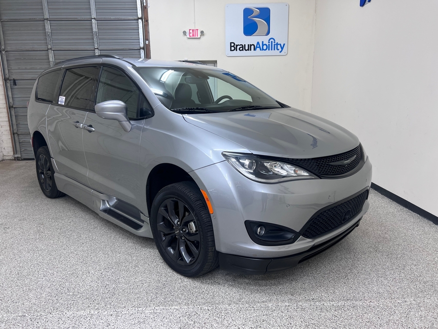 Used 2020 Chrysler Pacifica Touring L - BraunAbility Side Entry In Floor Automatic Ramp