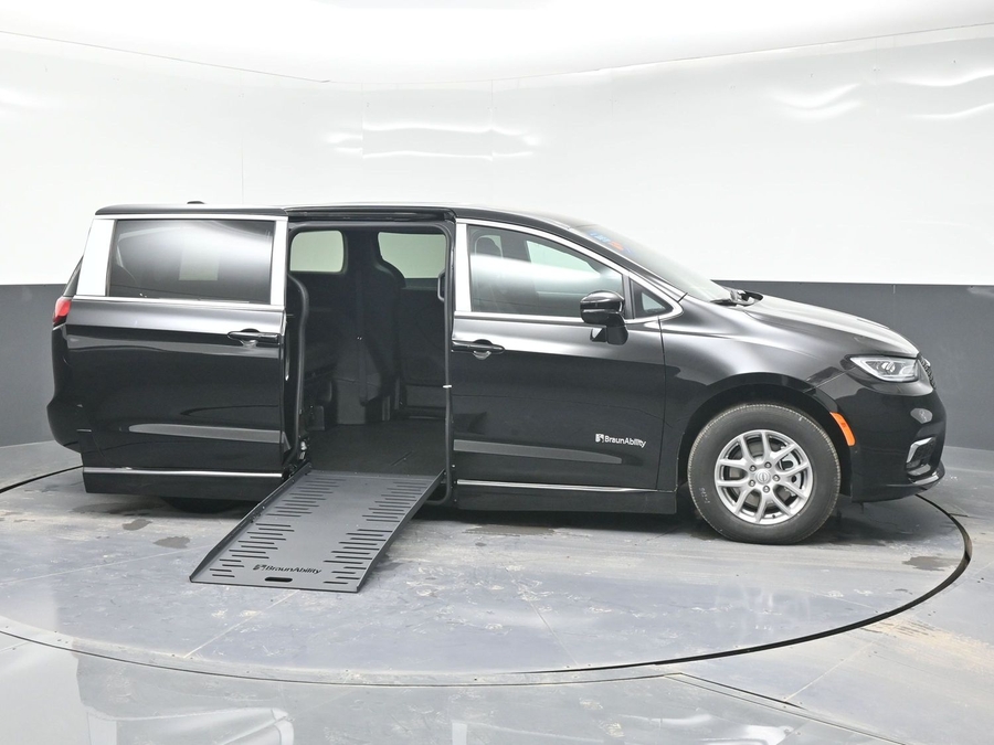 Black Chrysler Pacifica image number 7
