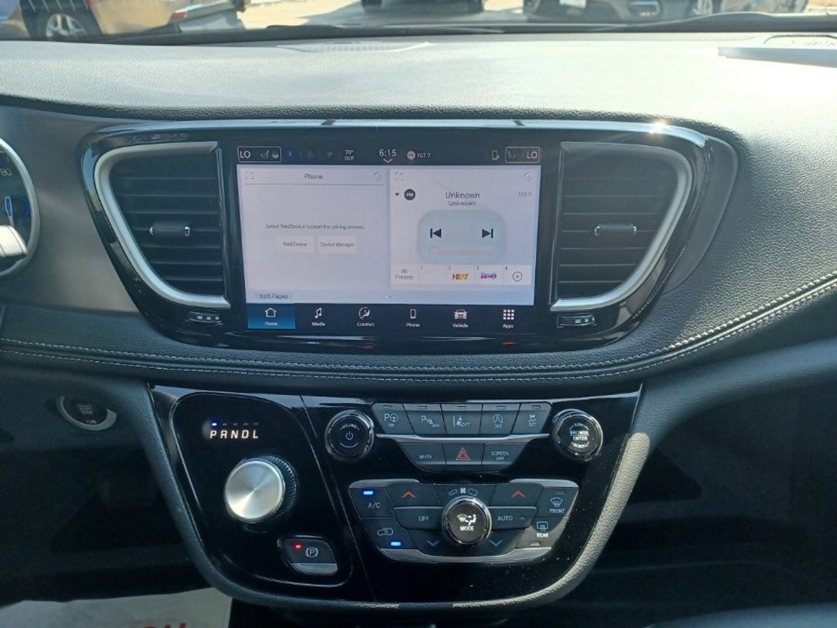 White Chrysler Pacifica image number 11