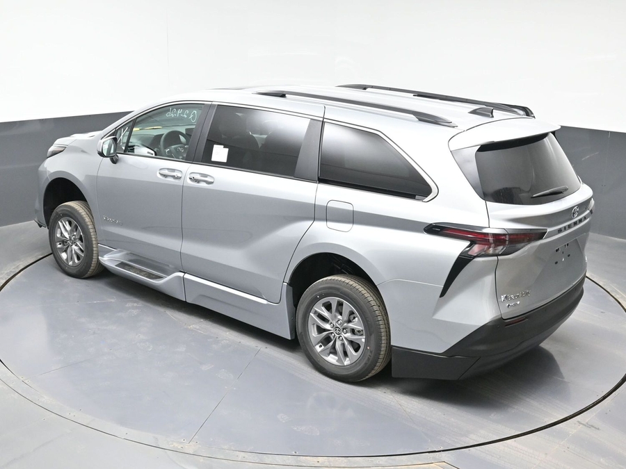 New 2025 Toyota Sienna Hybrid XLE Plus - BraunAbility Side Entry Entry Fold Out Automatic Ramp
