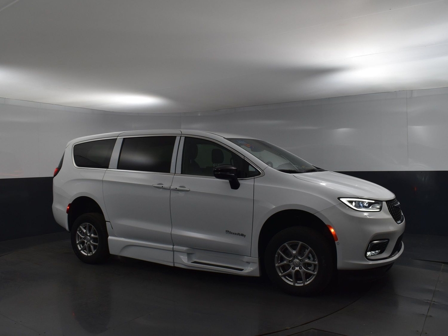 New 2025 Chrysler Pacifica Select Safety - BraunAbility Side Entry Entry In Floor Automatic Ramp